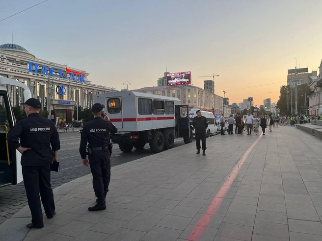 В Екатеринбурге задерживают участников тихого протеста в поддержку Ройзмана | Источник: E1.RU / telegram