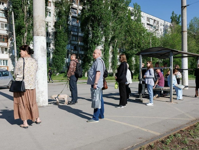 Кто-то едет на учебу, кто-то — на работу, кто-то — на рынок | Источник: Алексей Волхонский / V1.RU