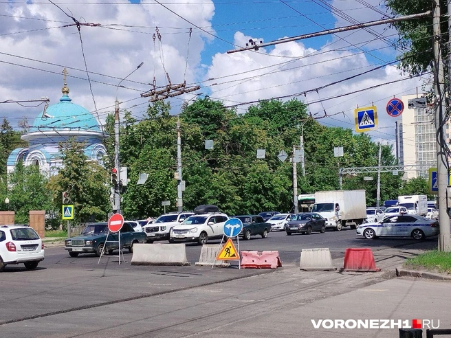 Московский проспект в сторону выезда из города перекрыли от улицы Беговой до Хользунова. В обратном направлении проехать можно | Источник: Дмитрий Волгин / Voronezh1.ru