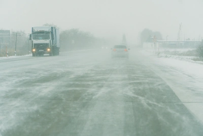 Снег стеной: губернатор Зауралья просит остаться дома