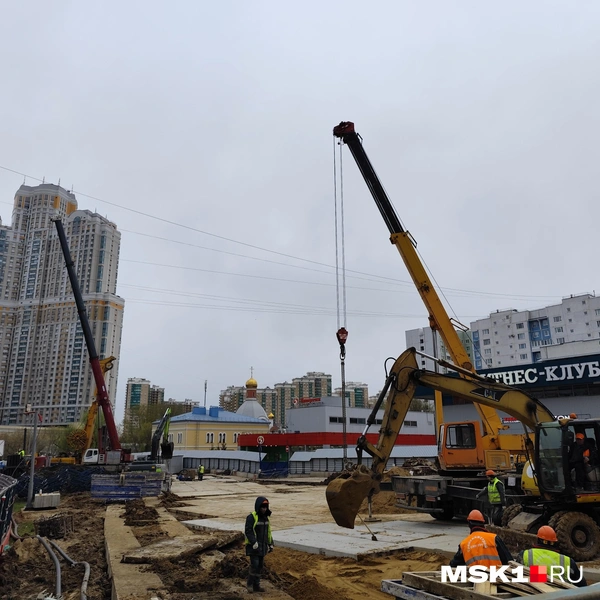 Стройплощадка на Михневской улице в конце апреля 2026-го | Источник: Игорь Мещанев / MSK1.RU