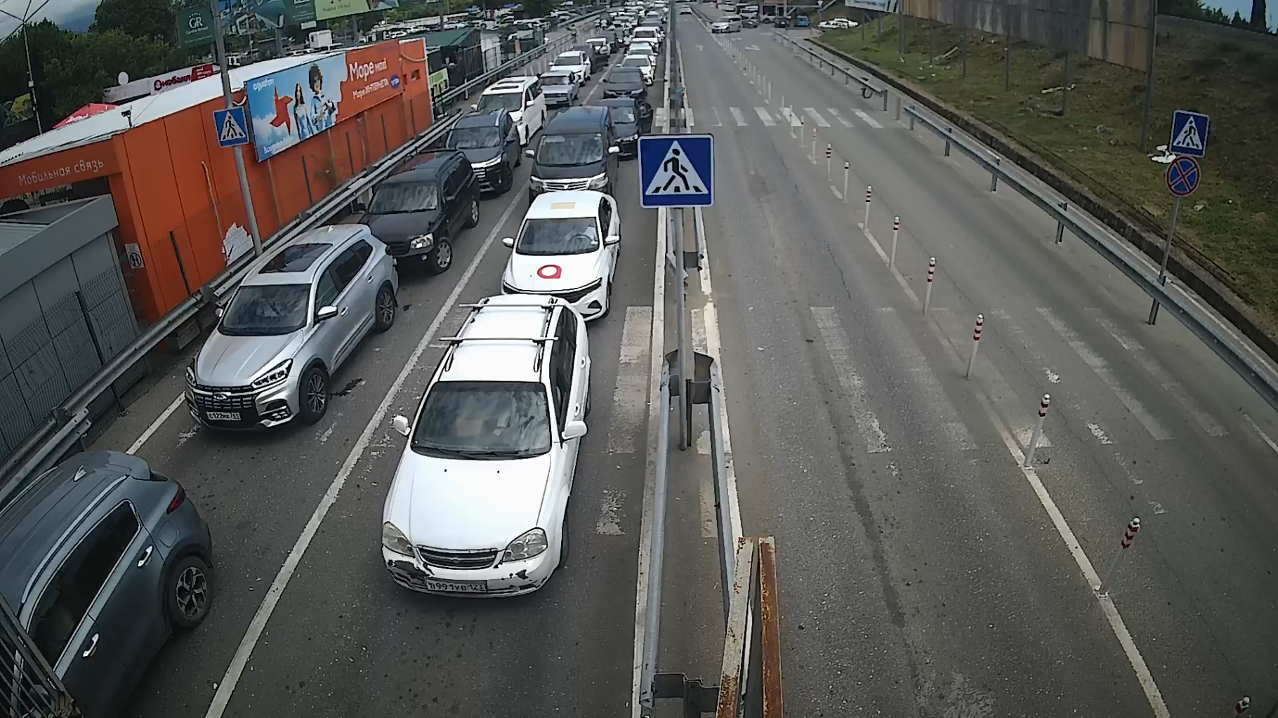 На границе Сочи с Абхазией образовались многокилометровые пробки
