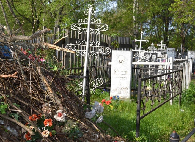 В Клепиках подход к могиле ветерана завалили мусором | ya62.ru