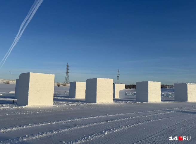 Вскоре эти кубы из снега станут фигурами | Источник: Ольга Донская / 14.RU