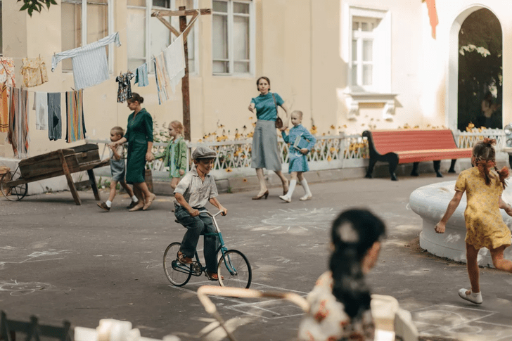 Как на самом деле выглядели детские площадки в XX веке