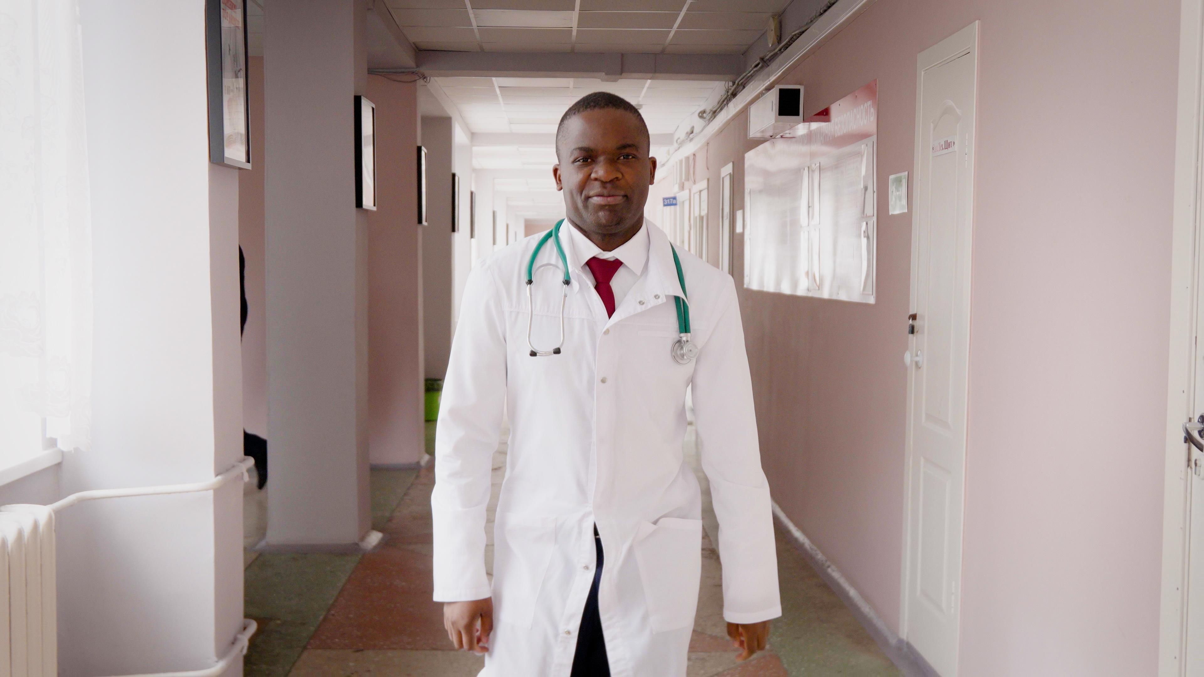 Удивляются, когда слышат мой русский: как улыбчивый африканец стал участковым терапевтом в сибирской поликлинике  видео