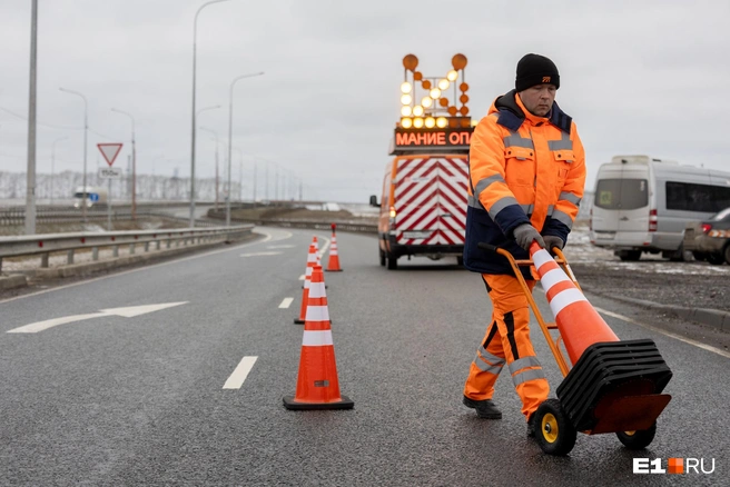 Первое, что делает аварийный комиссар — ограждает участок дороги, где по какой-то причине встала машина | Источник: Владислав Лоншаков / E1.RU