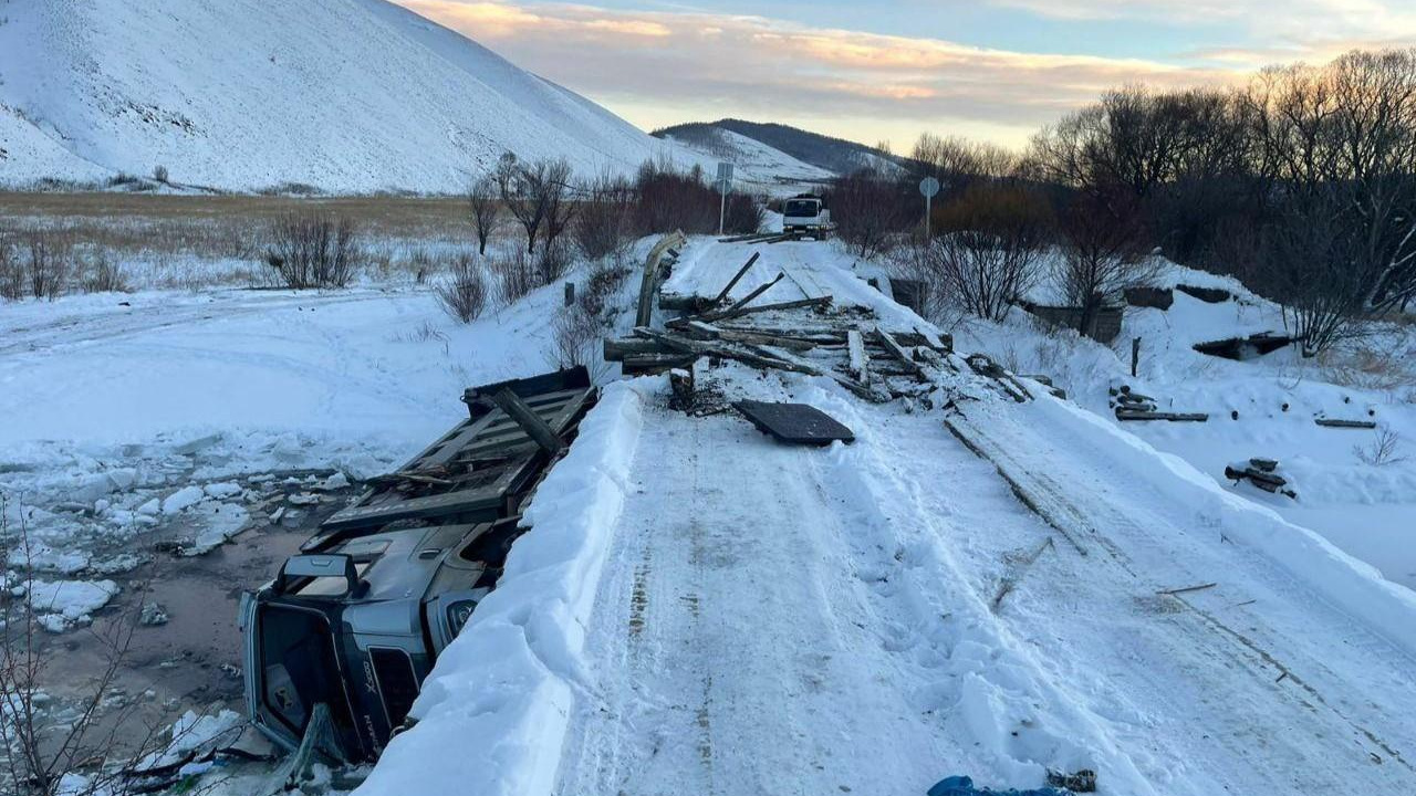 Фура упала с моста в Забайкалье 