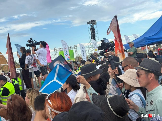 В толпе можно заметить поклонников Артема с флагами с его изображением  | Источник: Надежда Ефимова / 14.RU