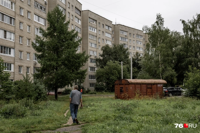 Грузовой вагон стоит в одном из дворов на улице Калинина | Источник: Александр Куренной / 76.RU