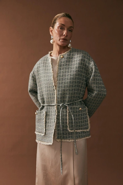 Жакет свободного кроя SEVEN LABЖакет свободного кроя из твида с добавлением шерсти оформлен золотистой фурнитурой, что визуально усиливает фактуру ткани и добавляет образу аккуратный акцент. Прямой крой дополняется поясом: его можно затянуть, подчеркивая талию, или оставить жакет свободным, меняя силуэт от расслабленного до более собранного.