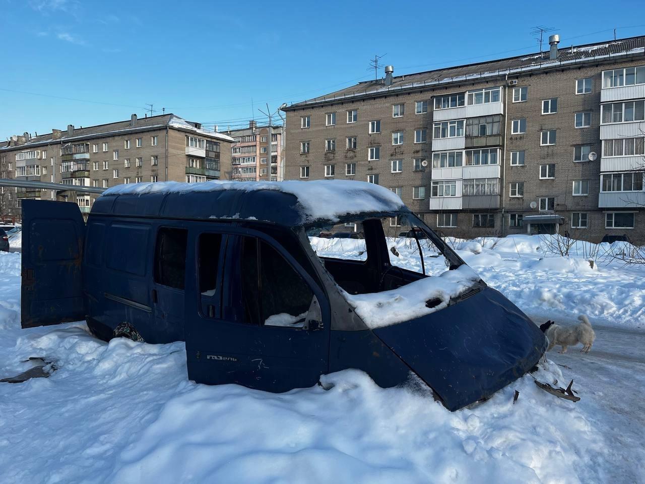 Оттаивают как подснежники: кто должен разбираться с брошенными во дворах Архангельска машинами 