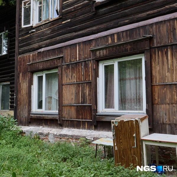 На первом этаже стоят пластиковые окна | Источник: Валерия Киселева / NGS.RU