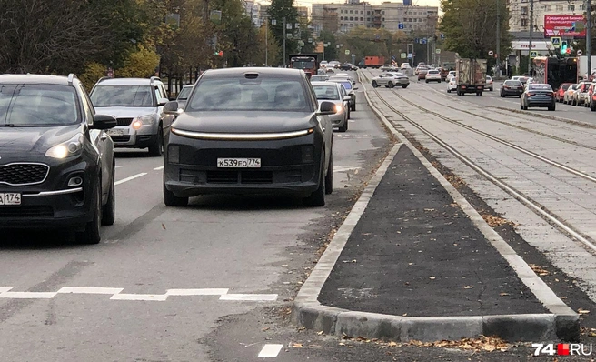 Ширина остановки, по нашим измерениям, около 2,8 метра, то есть она съедает полосу для движения. Перед ней есть направляющий островок, но вечером в дождь его запросто можно не заметить | Источник: Артем Краснов