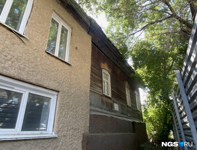 Две такие разные стороны одного дома | Источник: Анастасия Хрипушина/NGS.RU