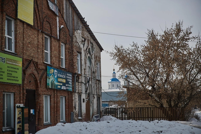 Недалеко от католического костела расположился православный храм (в центре кадра), построенный несколько лет назад | Источник: Александр Ощепков / NGS.RU