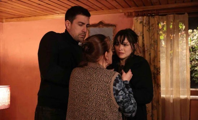 Героиню сериала считают некрасивой | Источник: кадр из сериала «Дурнушка» (16+), реж. Бурджу Альптекин, Мерве Чолак, студия 25 Film, 2026