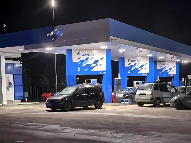 Подъезд к шестой колонке организован иначе, чем ко всем остальным, поэтому она часто простаивает. Чтобы исправить это, люди сами решили ввести талоны, но идея понравилась не всем | Источник: читатель E1.RU