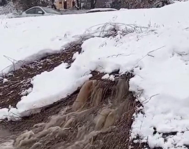 Вода заливает тротуар и проезжую часть | Источник: Анастасия
