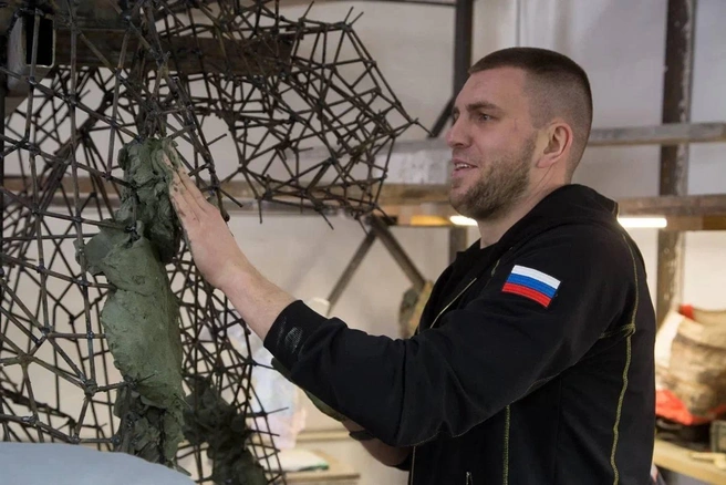 Уральцы дали старт работе над фигурой Архангела Гавриила: на ее «скелет» нанесли специальную глину | Источник: РМК