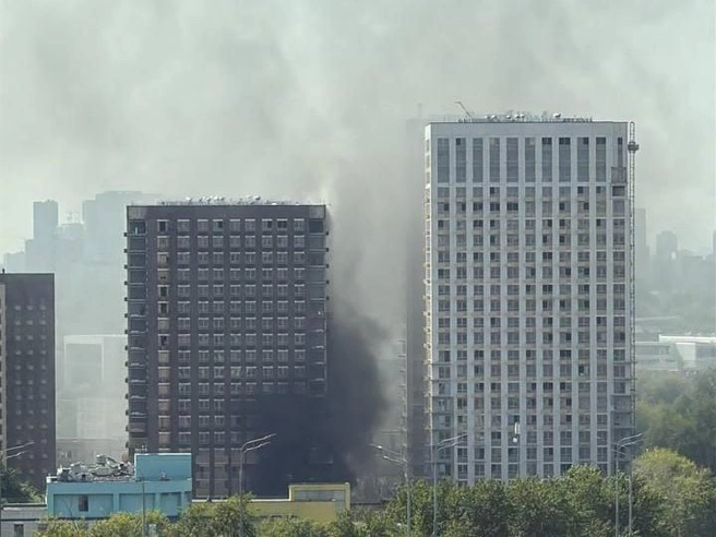 Здание загорелось на севере Москвы | Источник: Большая Академическая 85 [БА85] / T.me