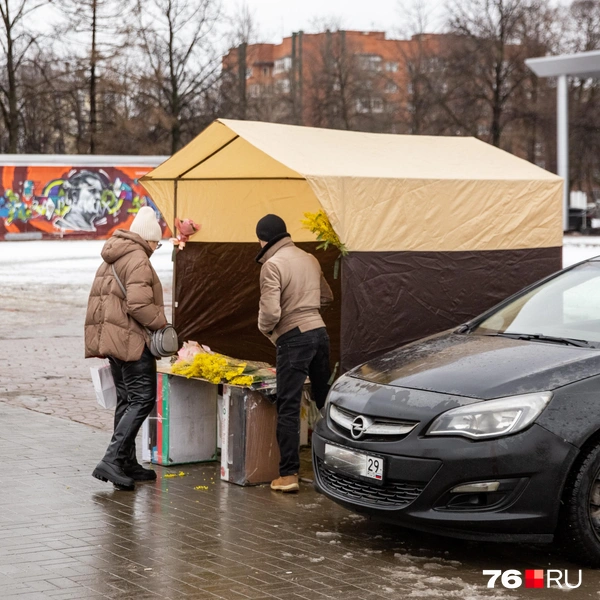 Палатка стоит возле остановки на площади Труда | Источник: Кирилл Поверинов / 76.RU