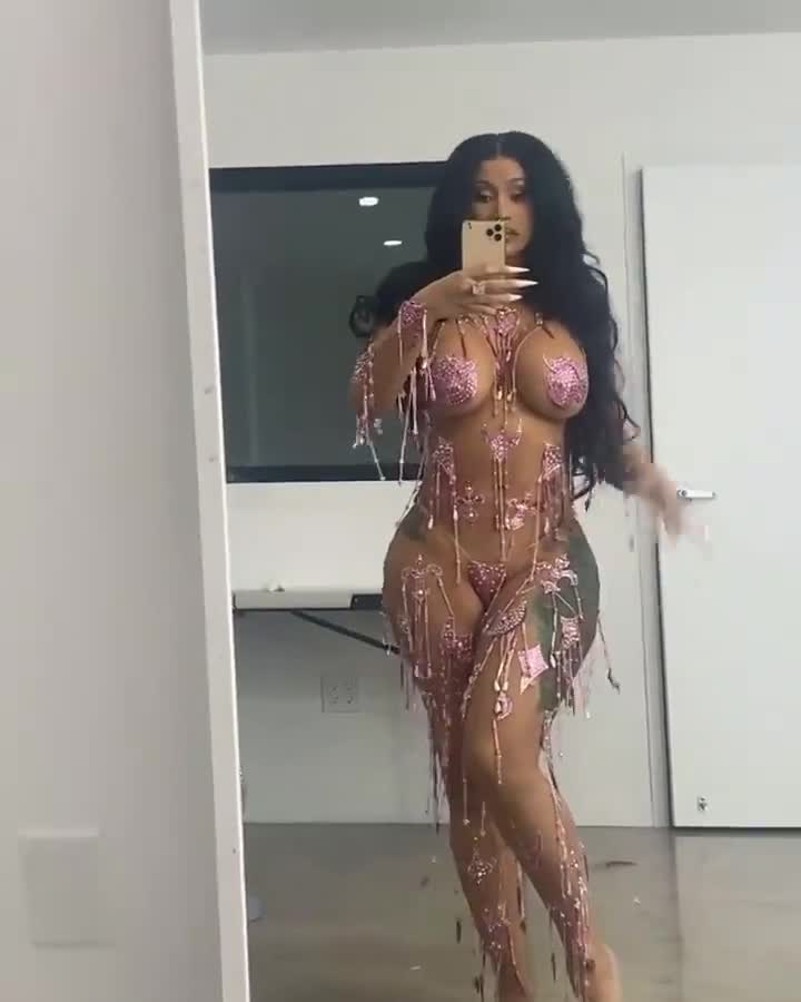 би голые Голая Карди Би: раскопали откровенные фото и видео пышнопопой и голосистой  певицы в ее день рождения! | MAXIM