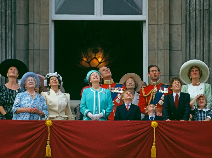 От Дианы до Кейт Миддлтон: самые яркие «балконные» кадры Trooping The Colour