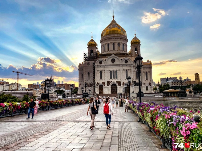 Смещение центра тяжести на Москву возникло не вчера. Еще со времен Ивана Калиты столица подчиняла соседние княжества, где рублем, а где и мечом. И даже двухсотлетние «питерские каникулы» не скинули Москву на обочину: в посление 100 лет ее влиятельность в России только росла, равно как увеличивался «эксцентриситет» с регионами. И это вряд ли хорошо, по крайней мере, для регионов, которые Москва вытягивает своей растущей гравитацией | Источник: Артем Краснов