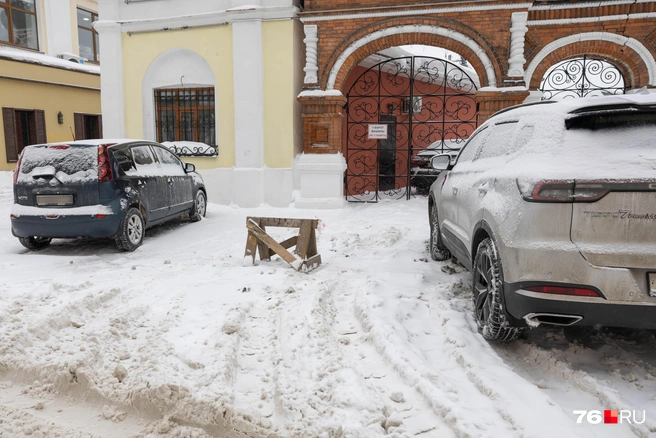 Чтобы проезд к храму не перекрыли, приходится выкручиваться подручными средствами | Источник: Артем Бауман / 76.RU