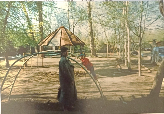 Это фото 1997 года — здесь Лариса в любимом дворе с дочкой | Источник: Предоставлено Ларисой Дмитриевой