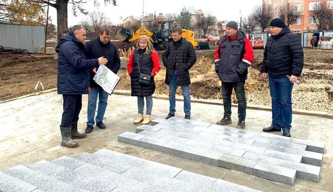 Встреча подрядчика с чиновниками в 2023 году (Безручко — крайний слева) | Источник: Администрация Рязани