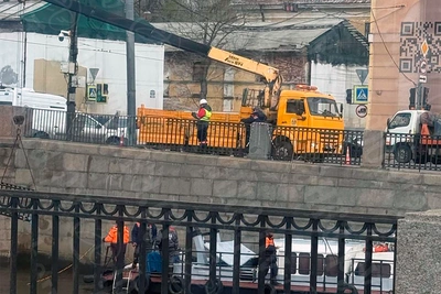 Утонувшую ограду достают из Обводного канала после аварии на Лермонтовском