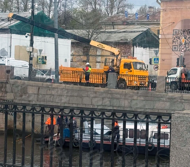 Утонувшую ограду достают из Обводного канала после аварии на Лермонтовском | Источник: читатель «Фонтанки»