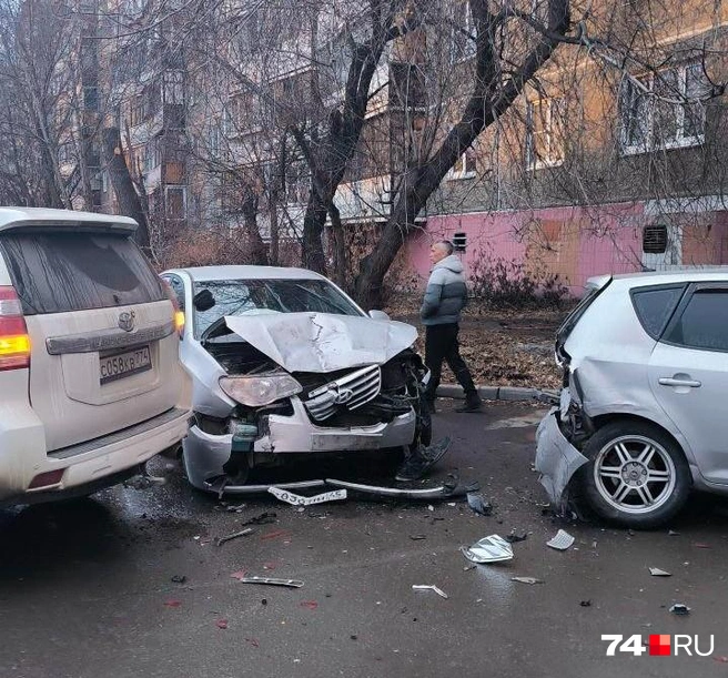 Серебристый Hyundai прошел тараном через два двора | Источник: читатель 74.RU