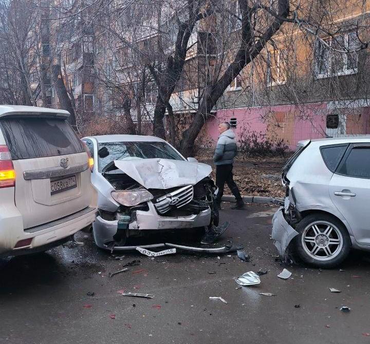 «Адекватный такое натворить не мог». На Северо-Западе водитель Hyundai протаранил не меньше пяти машин