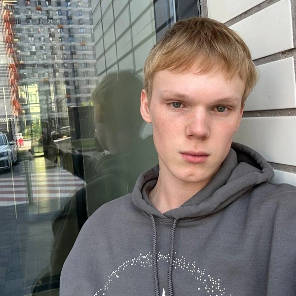 Несколько лет назад актер переехал в Москву | Источник: Ярослав Могильников / t.me