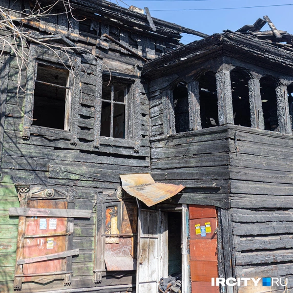 Всё становится понятно, когда смотришь на усадьбу со стороны двора | Источник: Даниил Конин / «ИрСити»