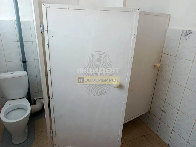 По утверждению школьников, в одной из кабинок отсутствует дверь. | Источник: «Инцидент Новосибирск» / «Вконтакте»