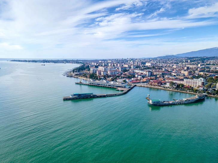 Вид с воздуха на порт и здание морского вокзала в Сухуме | Источник: serg_pospelov/Shutterstock/Fotodom.ru