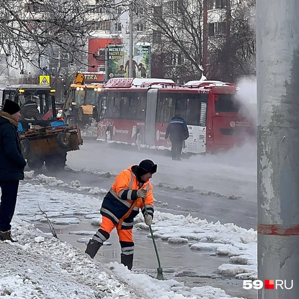 Дорожные службы расчищают дороги и тротуары | Источник: Алексей Кожевников / 59.RU