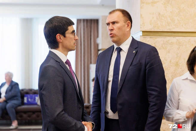Петр Вагин о чем-то беседует с заместителем главы Тюмени Александром Ильиным  | Источник: Ирина Шарова / 72.RU