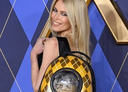 Супермодель Клаудия Шиффер пришла на премьеру фильма с котом в космической переноске