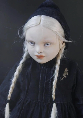 Девочка-вороненок «поселилась» в Калифорнии | Источник: Альбина Глумова