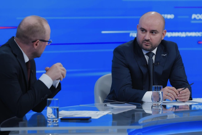 Губернатор Федорищев во время прямой линии озвучил главные показатели региона | Источник: Иван Макеев