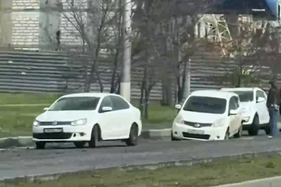 Машина провалилась под землю на Второй Продольной в Волгограде