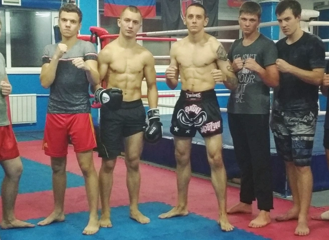 17-летний Миша на тренировках, второй слева | Источник: MMA &amp; Grappling &amp; Boxing l Омск / vk.com