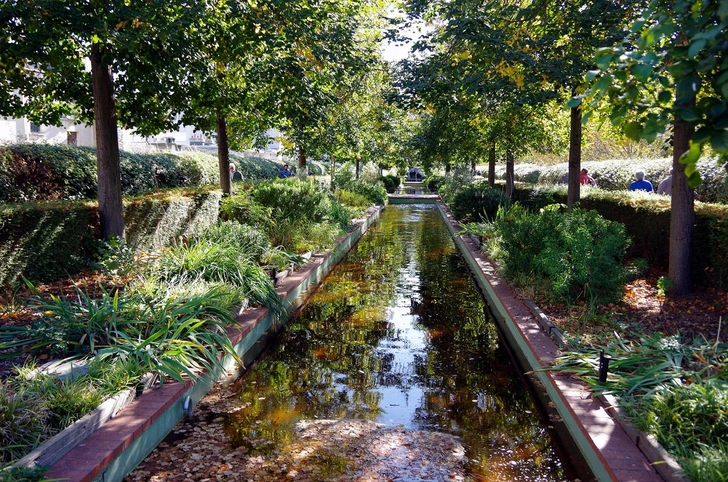 Набережная Плантее (Promenade Plantée) или Зеленая аллея Рене-Дюмон, виадук середины XIX века, превращенный в 1993 году в первый в мире надземный парк, XII округ Парижа, Франция | Источник: Geoffrey Taunton / Alamy / Legion-Media
