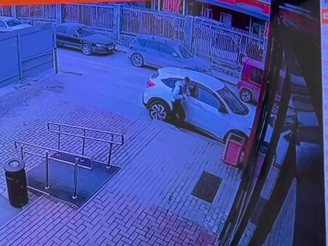 На записи видно, как мужчина избивает автомобиль в течение минуты, после чего удаляется. | Источник: «АСТ-54 Black» / Telegram