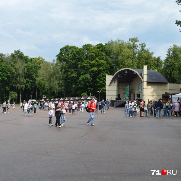 После дождя в центре парка было уже немного народу. Со сцены пели русские песни | Источник: Максим Улитов / 71.RU